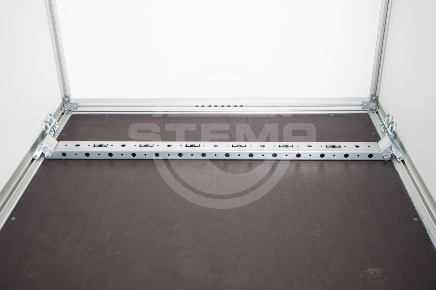 Bodenprofil für Kofferbreite S-Box 1,24m/P-Box 1,32m