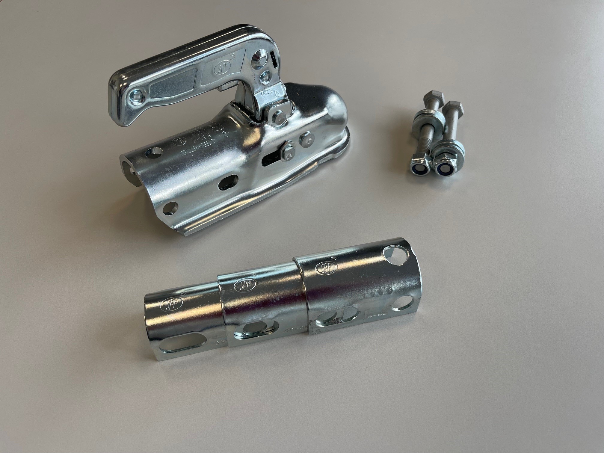 Kugelkupplung Universal SPP 2300 kg mit Reduzierstücke und Schrauben für Zugstange 35-50 mm 